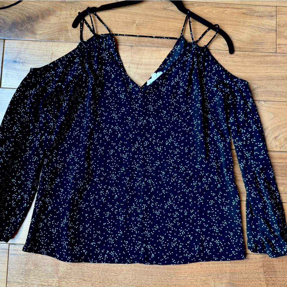Long sleeve off-shoudler blouse